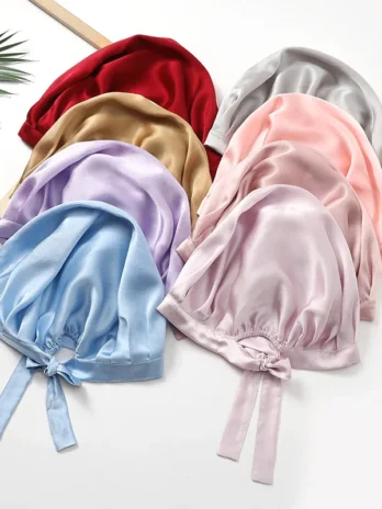 Bonnet en satin de soie